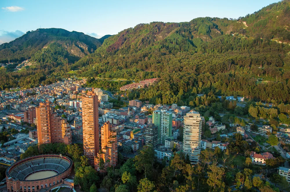 A view of the center of Bogota with the Andes in the background.
