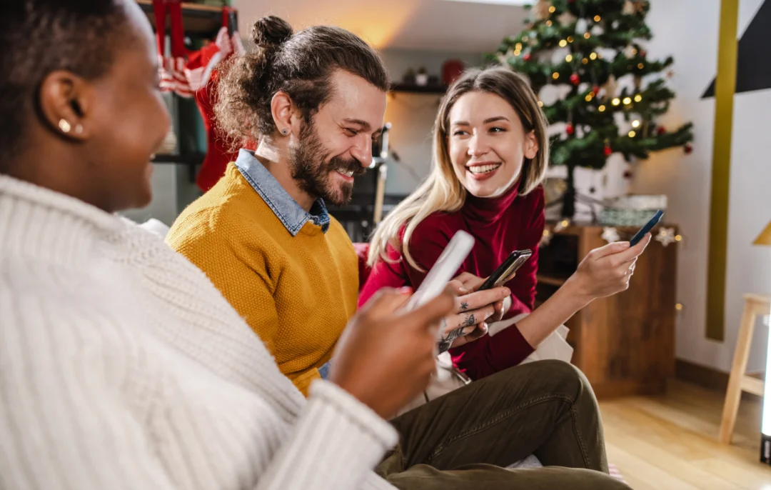 staying connected with friends on holiday